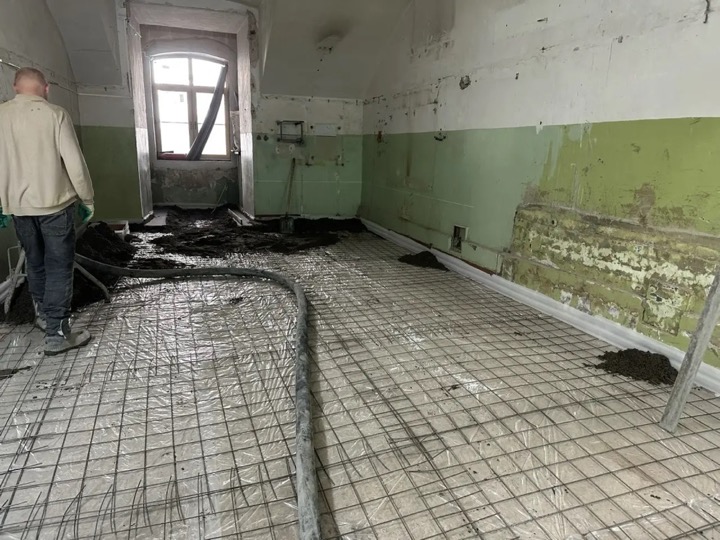 Укладка полусухой стяжки пола по маякам с использованием пневмонагнетателя — иллюстрация к статье об этапах работ