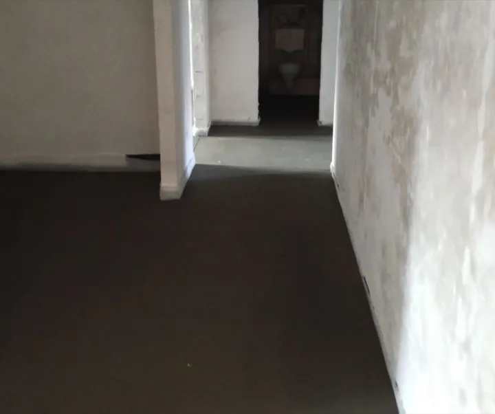 Результат полусухой стяжки в частном доме 150 м² - длинный коридор и анфилада комнат