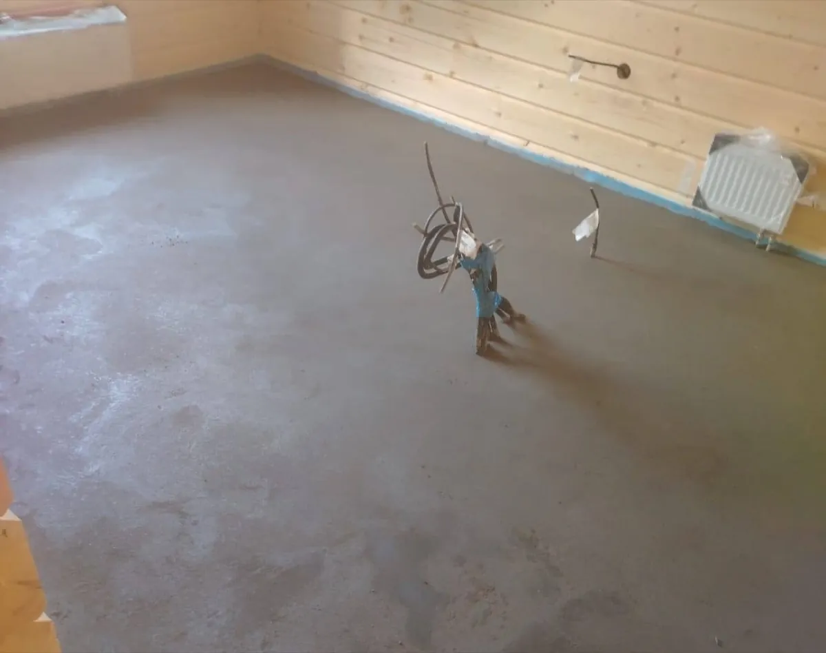 Полусухая стяжка в деревянном доме 107,5 м² - комната с радиатором и ровным основанием