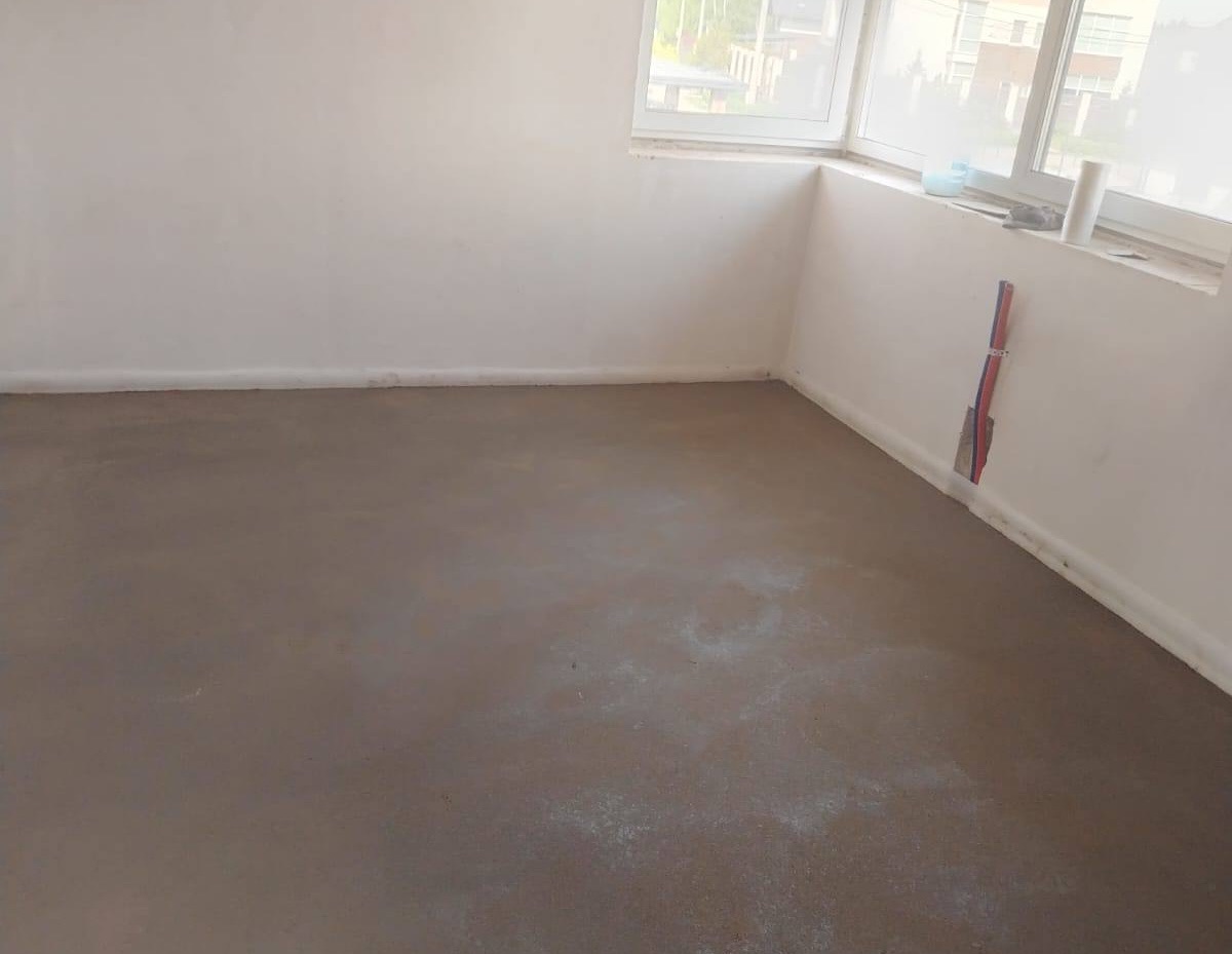 Полусухая стяжка в комнате частного дома 150 м² в КП Дворянское озеро — ровная поверхность у окна