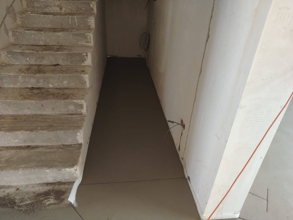Полусухая стяжка в частном доме 150 м² в КП Дворянское озеро — ровный пол у лестницы и в коридоре