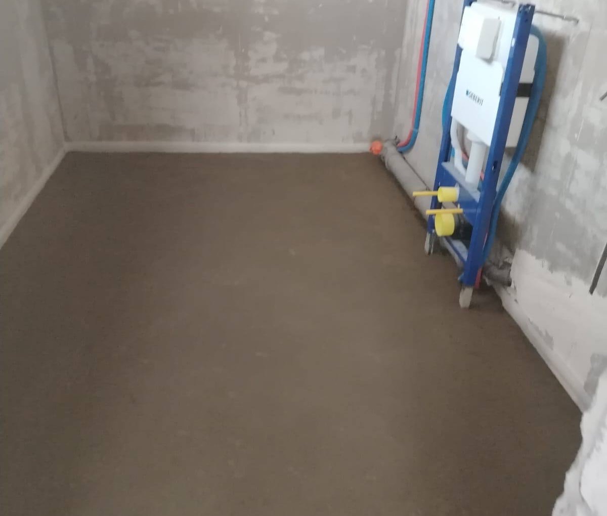 Полусухая стяжка в санузле частного дома 150 м² — установлена инсталляция, закрыта разводка