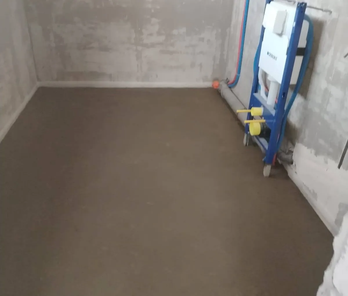 Полусухая стяжка в санузле частного дома 150 м² - установлена инсталляция, закрыта разводка