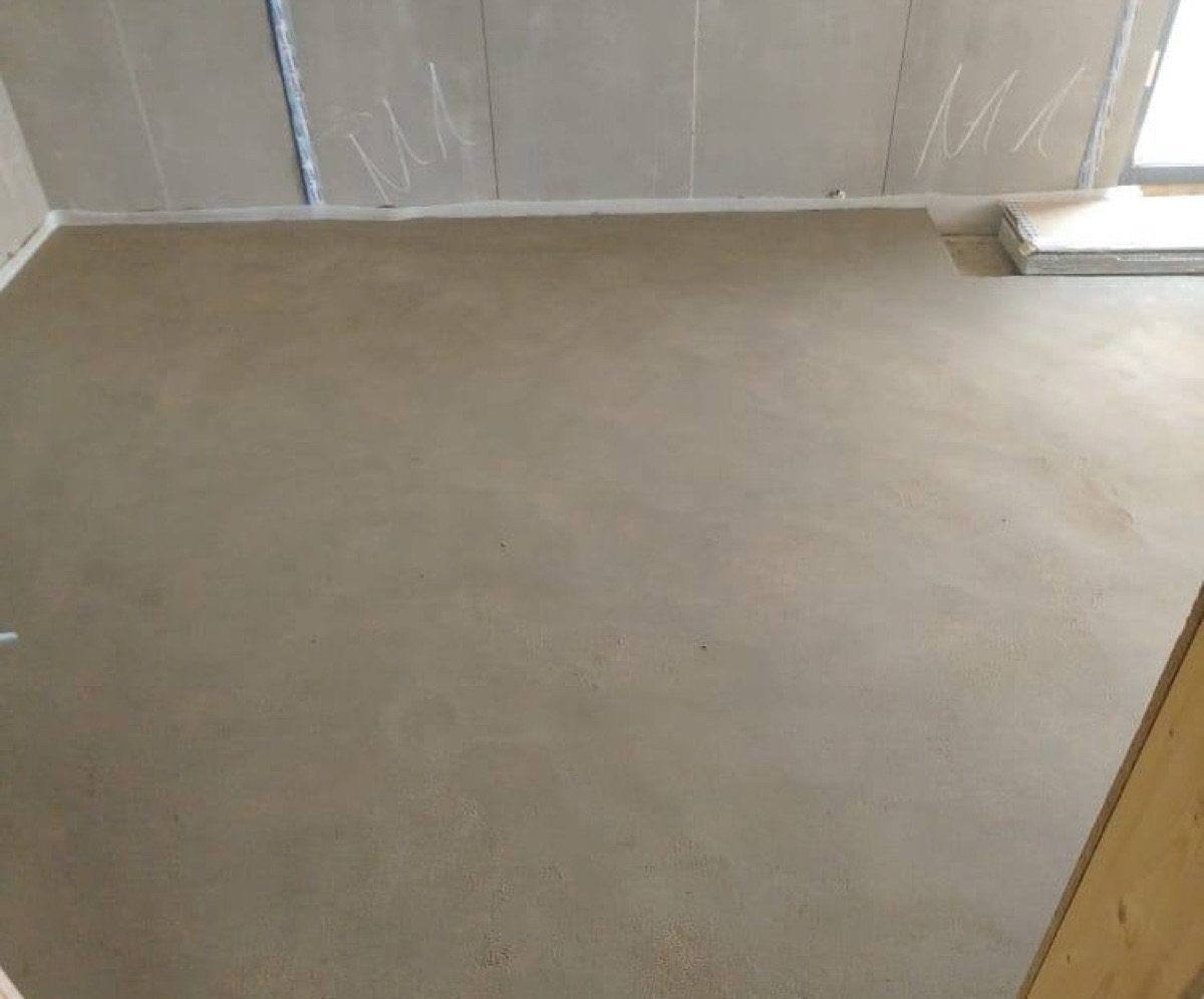 Полусухая стяжка в частном доме 120 м² в Минаево — комната со стенами из гипсокартона и ровным полом