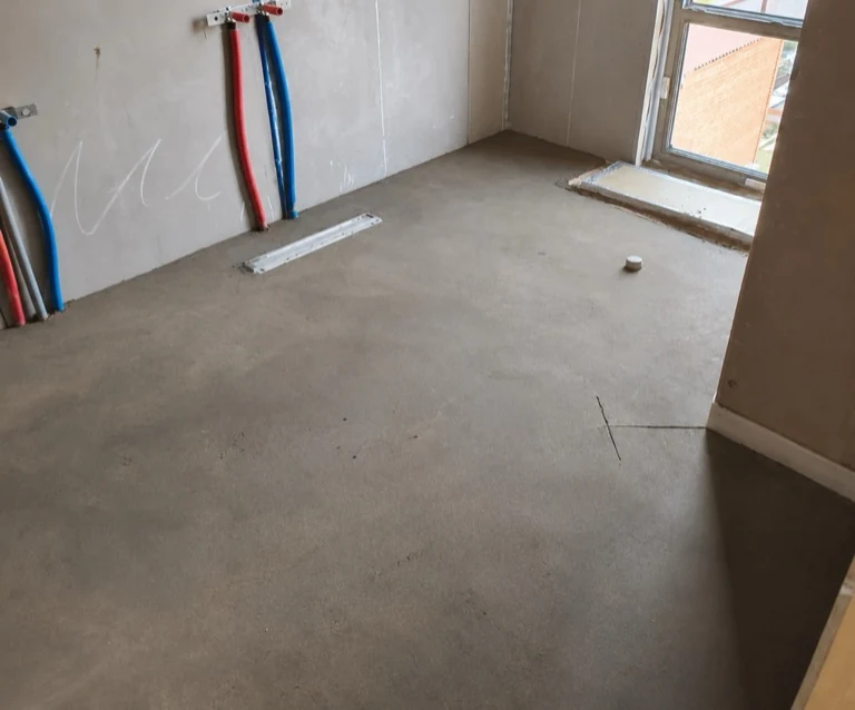 Полусухая стяжка пола 120 м² в частном доме в КП Карамель, деревня Минаево - ровная поверхность и разводка водоснабжения у стены