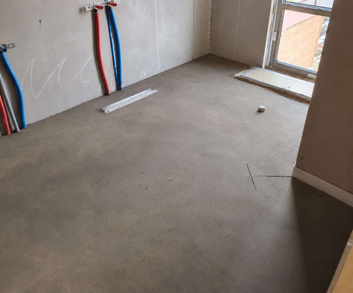 Полусухая стяжка пола 120 м² в частном доме в КП Карамель, деревня Минаево — ровная поверхность и разводка водоснабжения у стены