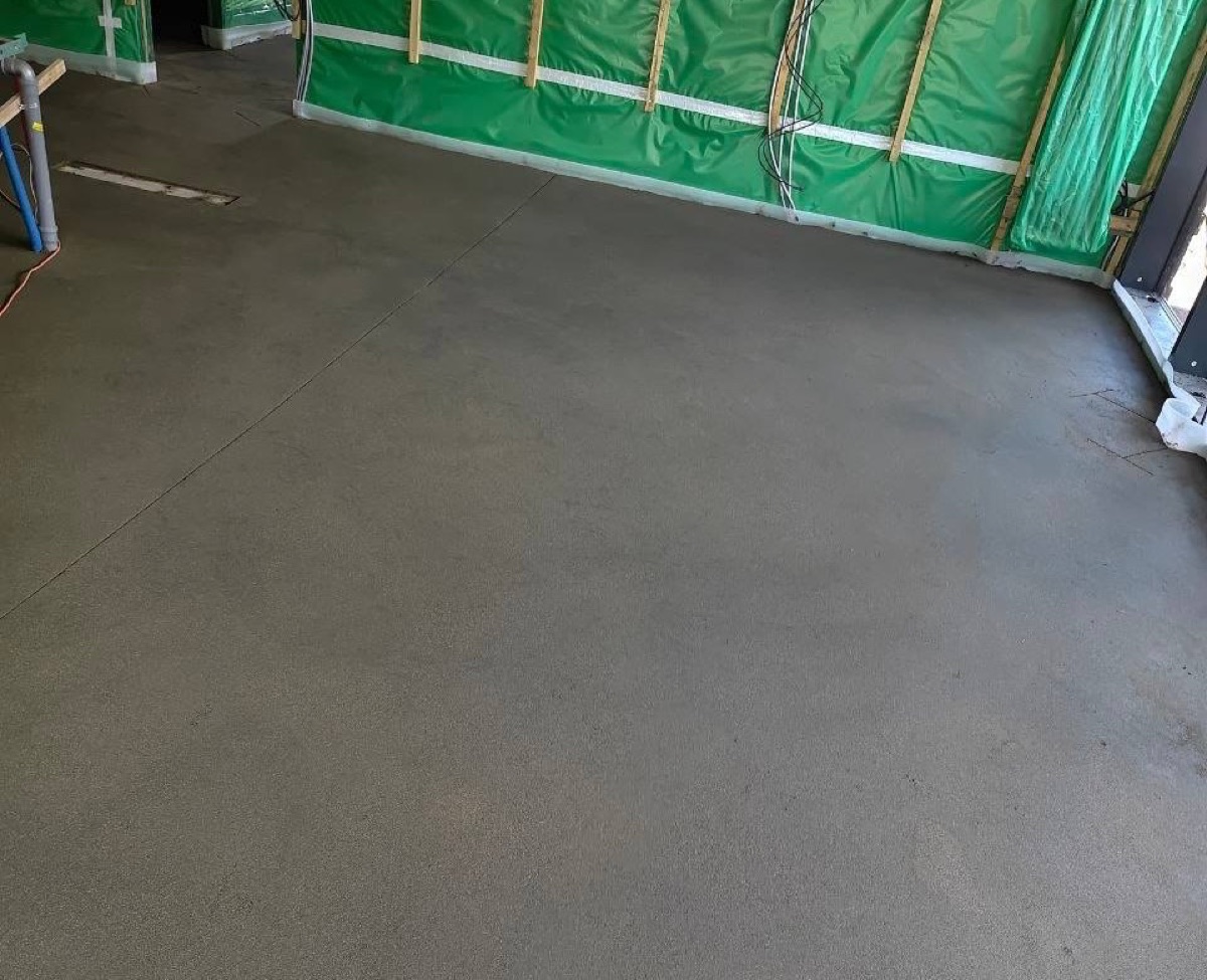 Полусухая стяжка пола 115 м² в частном доме в Истре — ровная поверхность по всей площади, пароизоляция по стенам