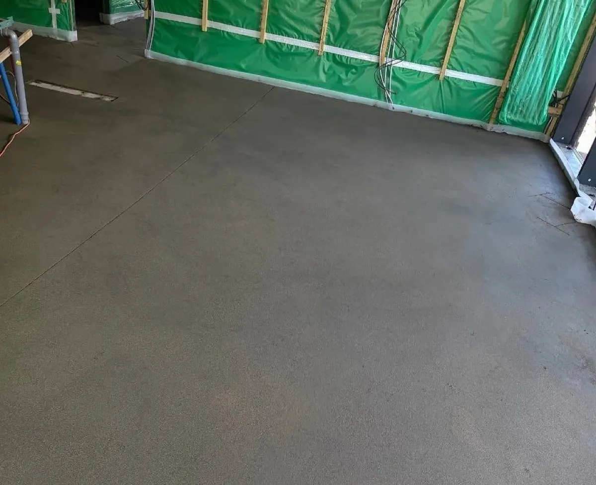 Полусухая стяжка пола 115 м² в частном доме в Истре - ровная поверхность по всей площади, пароизоляция по стенам