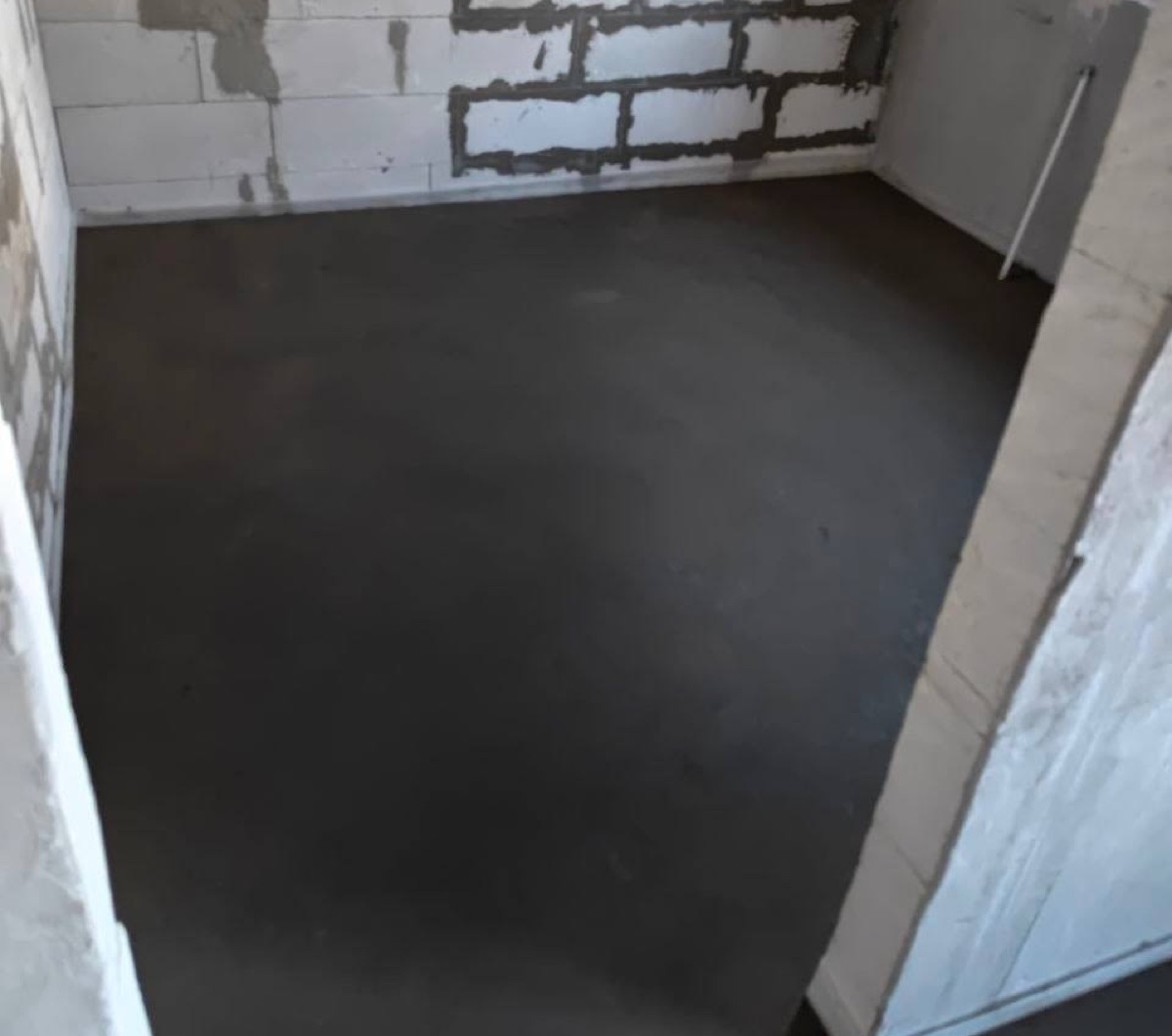 Свежая полусухая стяжка в помещении дома 120 м² в Раменском округе — ровная поверхность и стены из газоблока