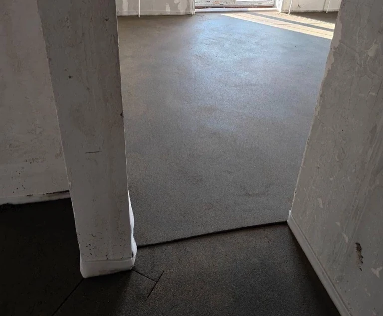 Полусухая стяжка пола 120 м² в частном доме в Раменском округе - ровная поверхность, переход между помещениями