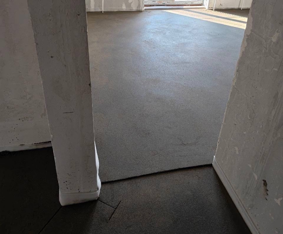 Полусухая стяжка пола 120 м² в частном доме в Раменском округе — ровная поверхность, переход между помещениями