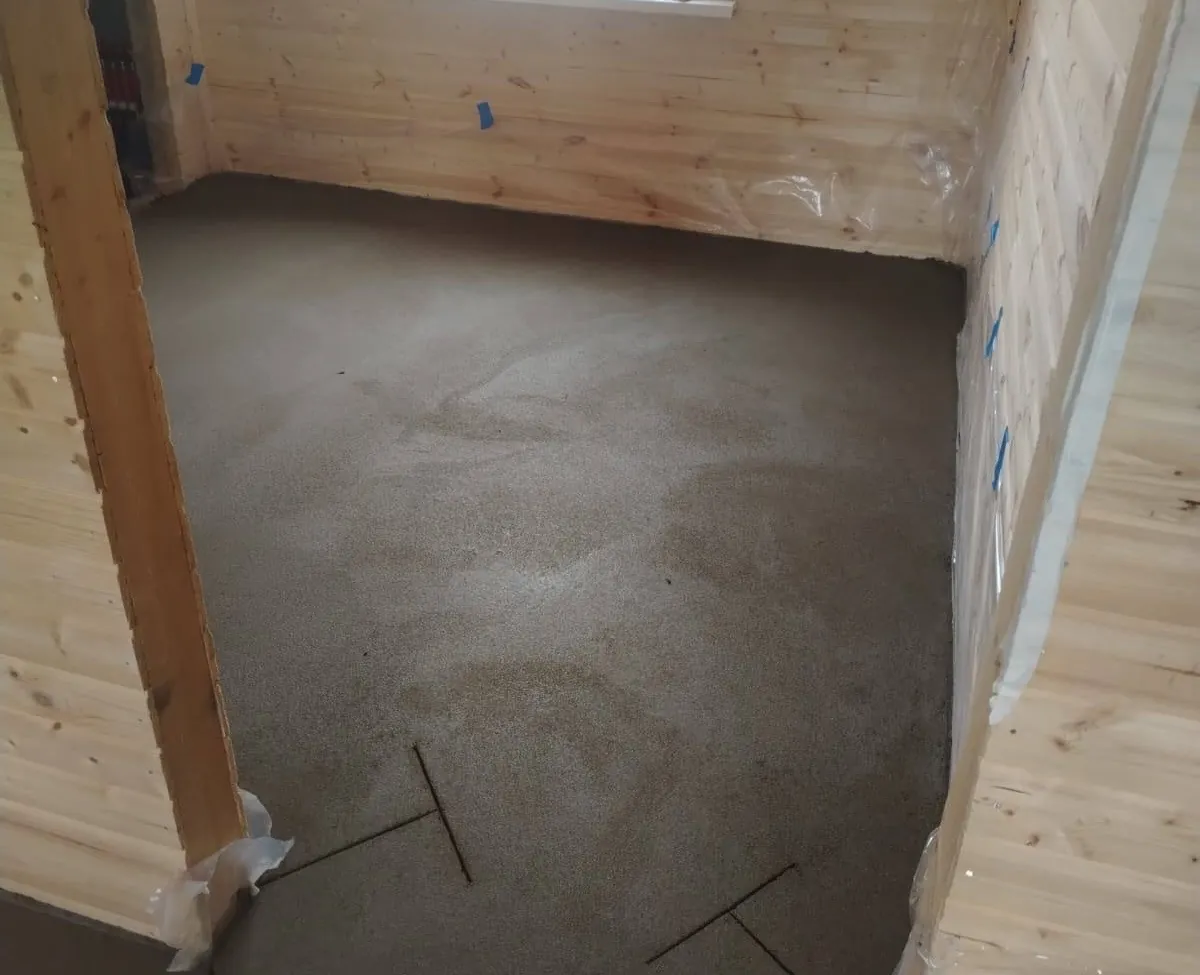 Готовая полусухая стяжка пола 150 м² в частном доме в Шаховском районе - ровная поверхность под чистовое покрытие