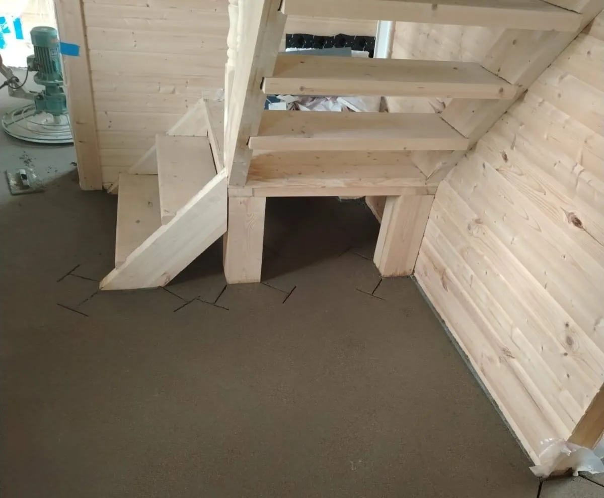 Финишная затирка полусухой стяжки машиной в частном доме 150 м² в Шаховском районе МО