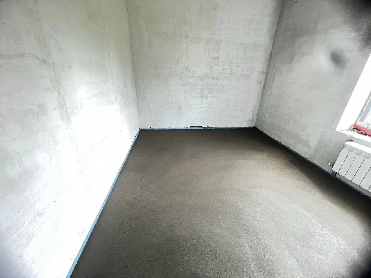 Полусухая стяжка в комнате дома 130 м² в Старотеряево (Рузский округ) - ровный слой и демпферная лента по периметру стен