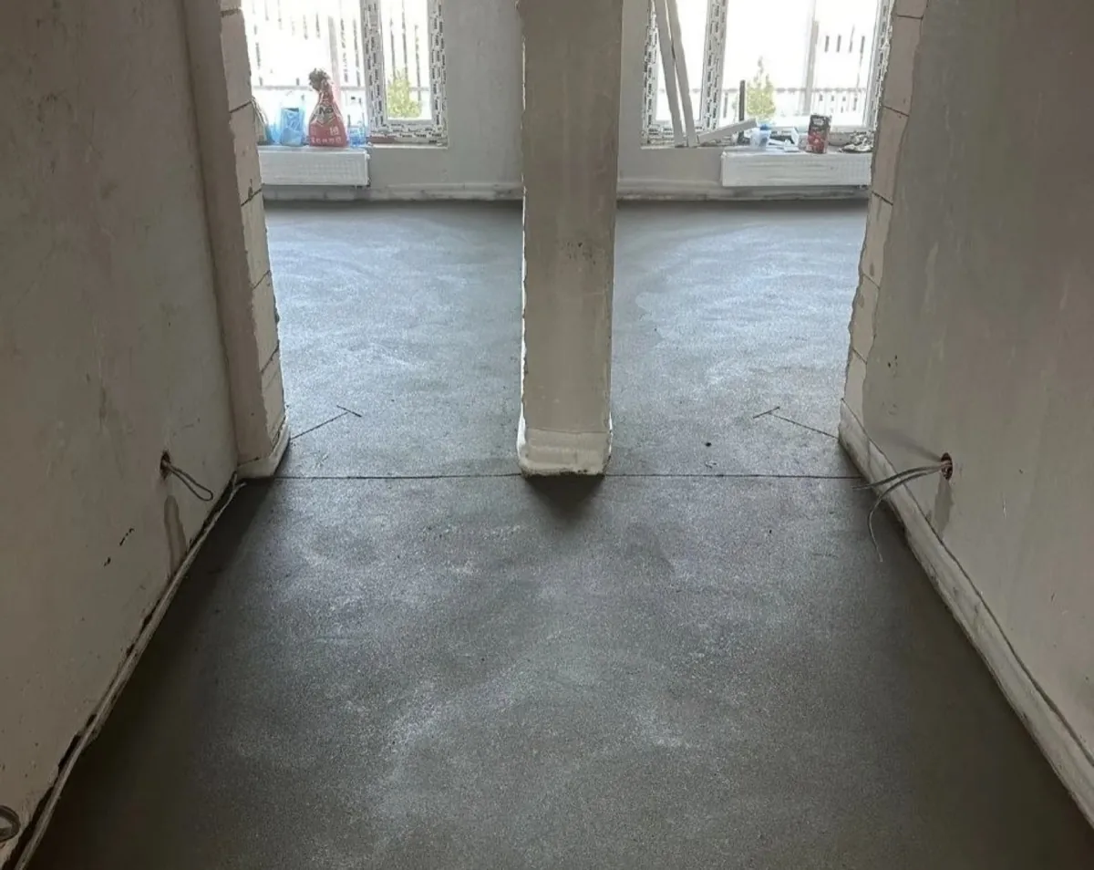 Полусухая стяжка в проходе между комнатами в частном доме 150 м² - газобетонные перегородки и нарезанные швы