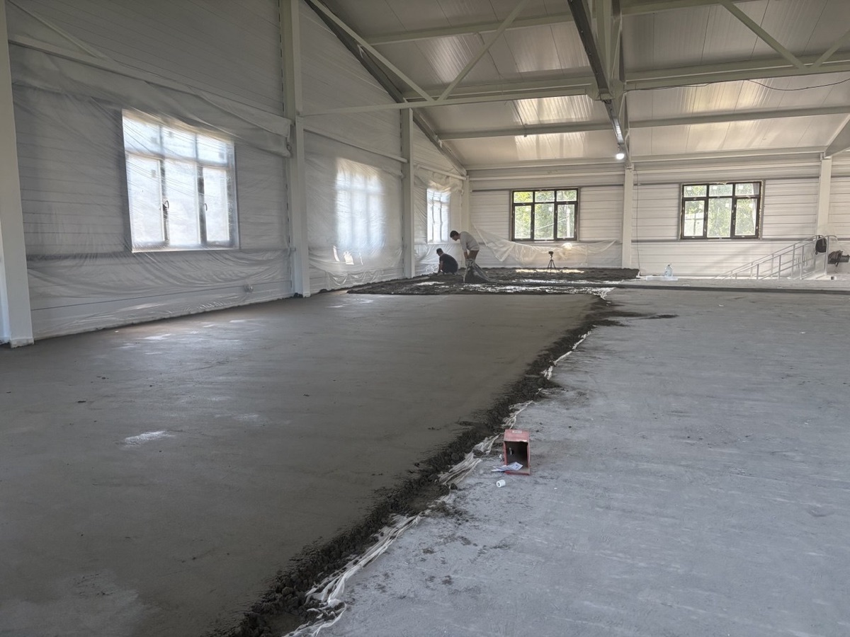 Механизированная укладка полусухой стяжки в производственном цехе 640 м² в Старой Купавне — подача раствора по большой площади