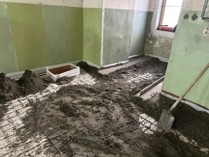 Ровный пол после полусухой стяжки в производственном помещении 60 м² в Люберцах