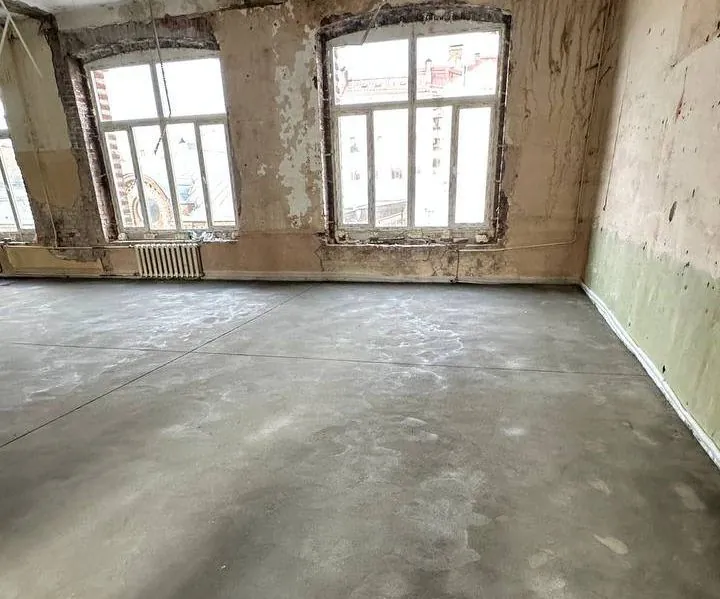 Полусухая стяжка 490 м² в коммерческом помещении - готовый пол с компенсационными швами