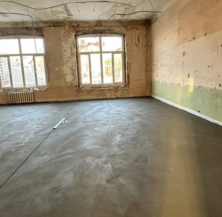 Результат стяжки пола 490 м² - ровная поверхность в коммерческом помещении Москвы