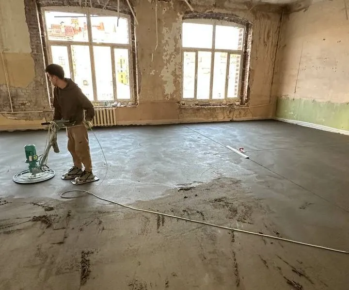 Затирка полусухой стяжки машиной - процесс работы на объекте 490 м²