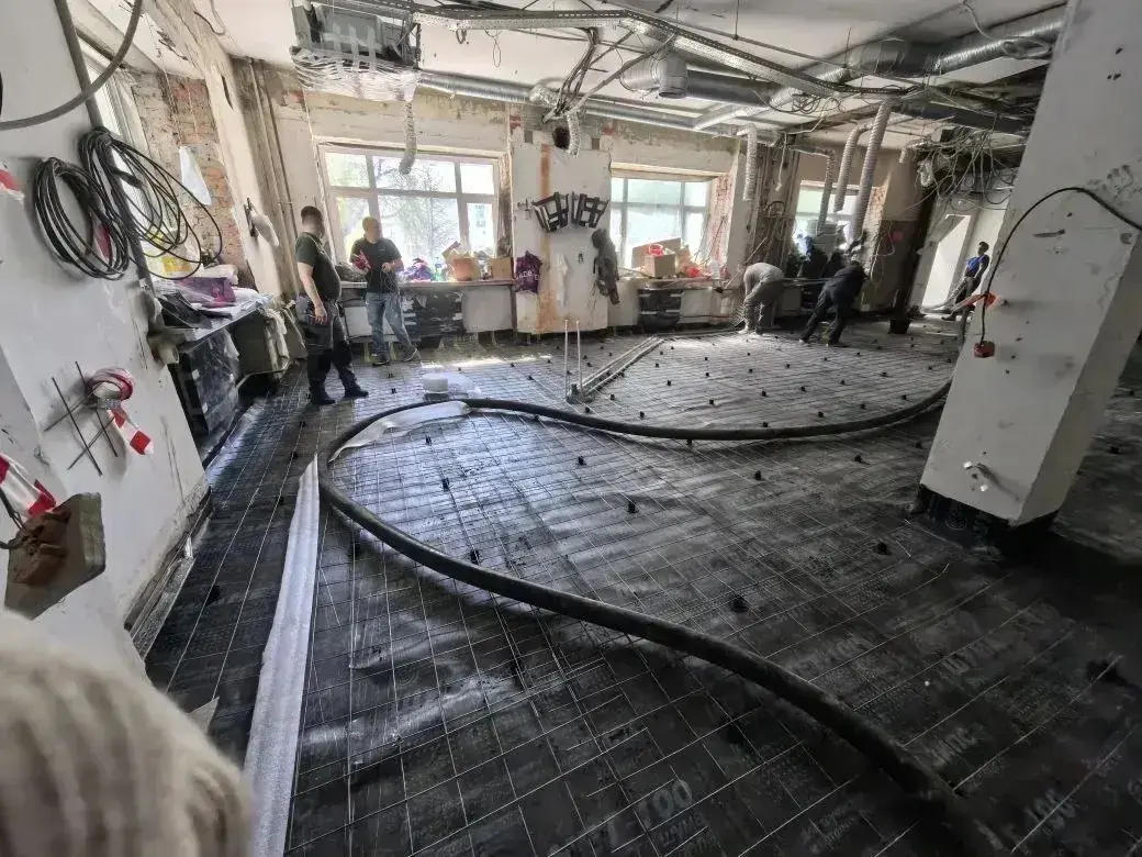 Финишная затирка полусухой стяжки машиной в административном помещении 160 м² в Москве - обработка поверхности до чистовой ровности