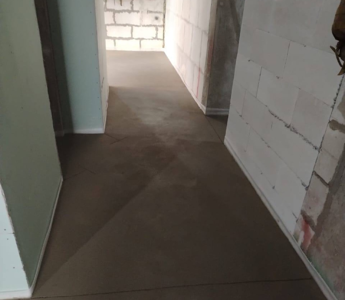 Полусухая стяжка в магазине 150 м² в Москве — ровный пол в коридоре между торговыми помещениями