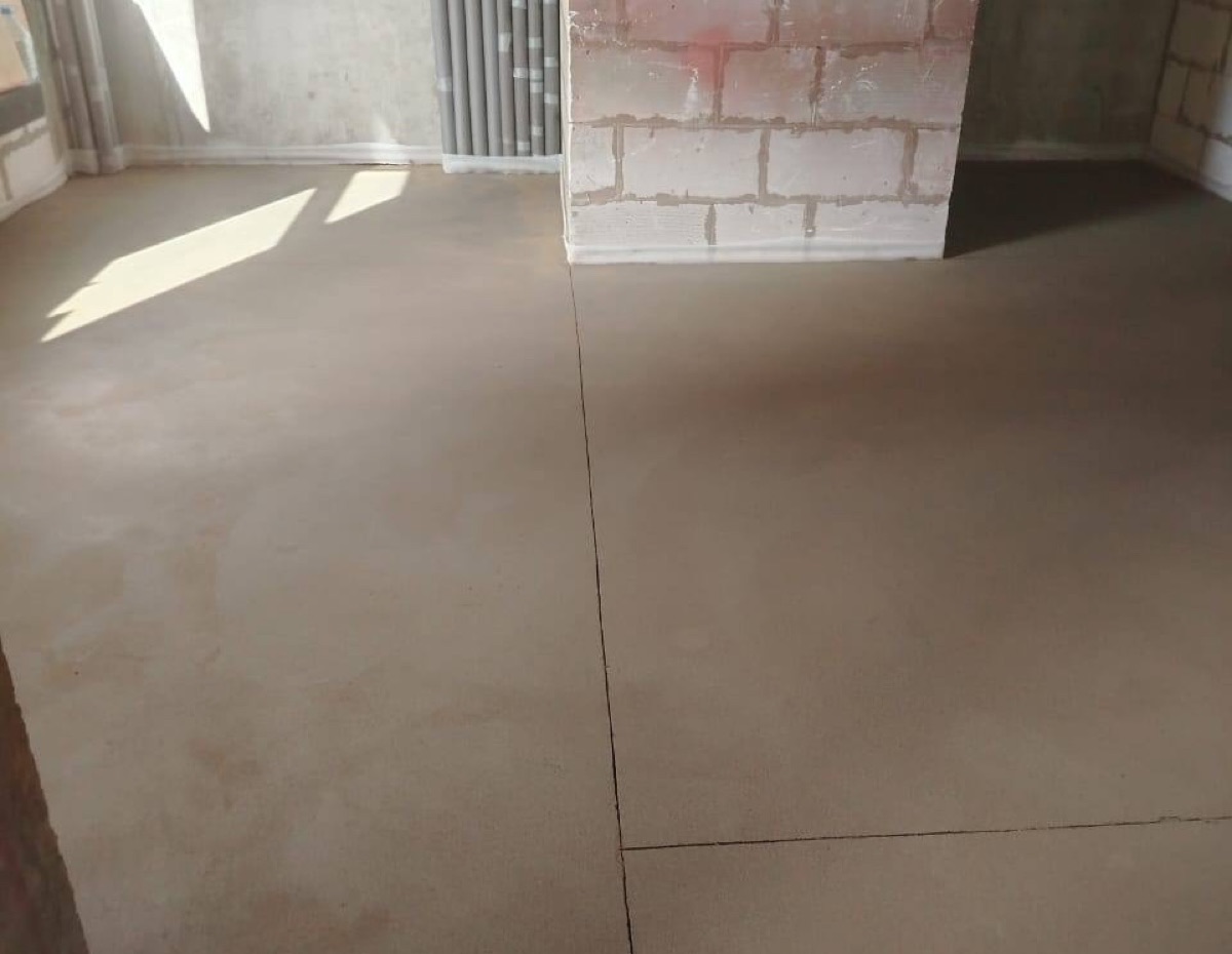 Полусухая стяжка в магазине 150 м² в ЖК Сигнальный — помещение с кирпичной перегородкой и ровным полом