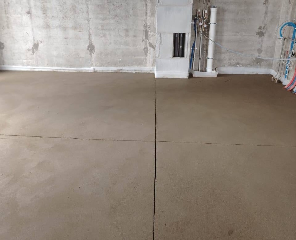 Полусухая стяжка в магазине 110 м² в Троицке — помещение с разводкой водоснабжения вдоль стены