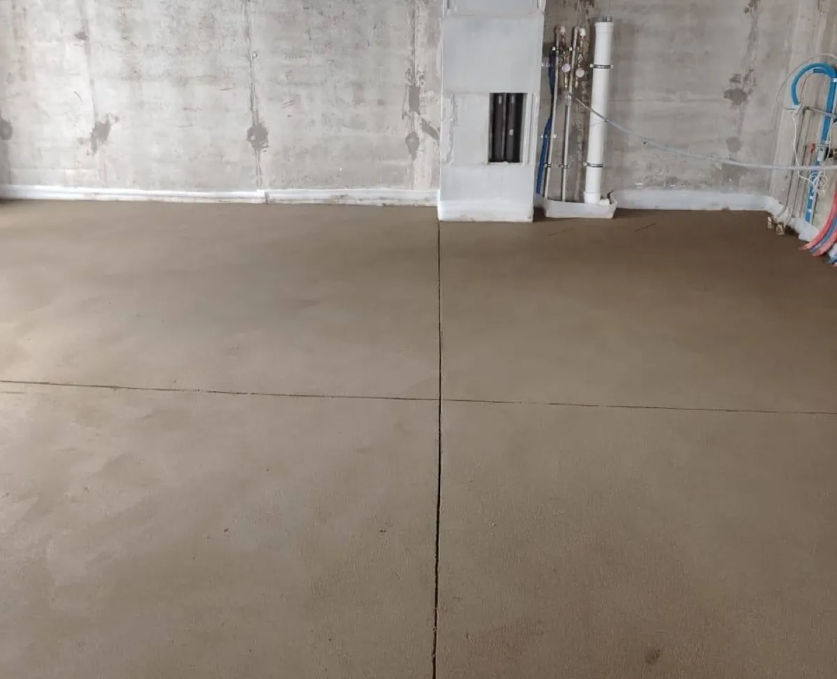 Полусухая стяжка в магазине 110 м² в Троицке - помещение с разводкой водоснабжения вдоль стены
