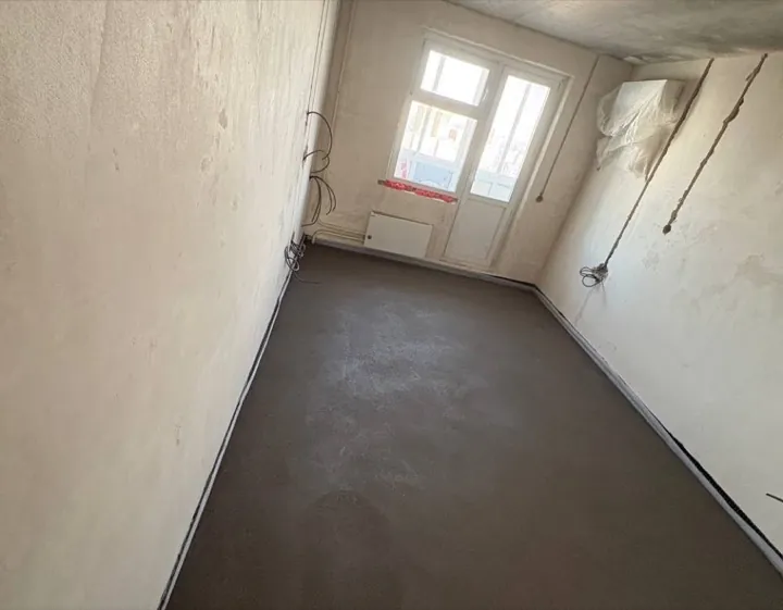 Готовый пол после полусухой стяжки в 2-комнатной квартире 78 м² - комната с балконной дверью
