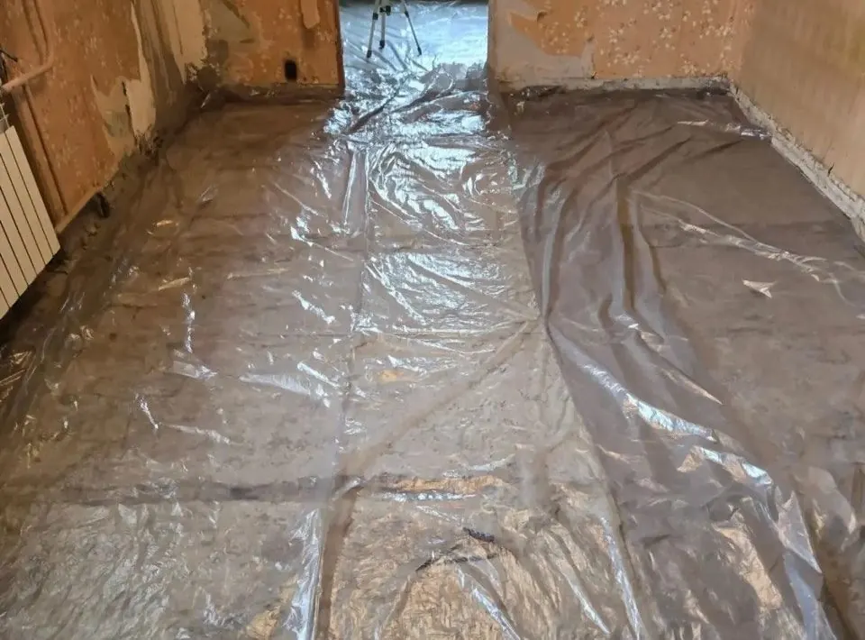Пароизоляционная пленка на основании перед укладкой полусухой стяжки полуручным методом - квартира 51,3 м² в Москве