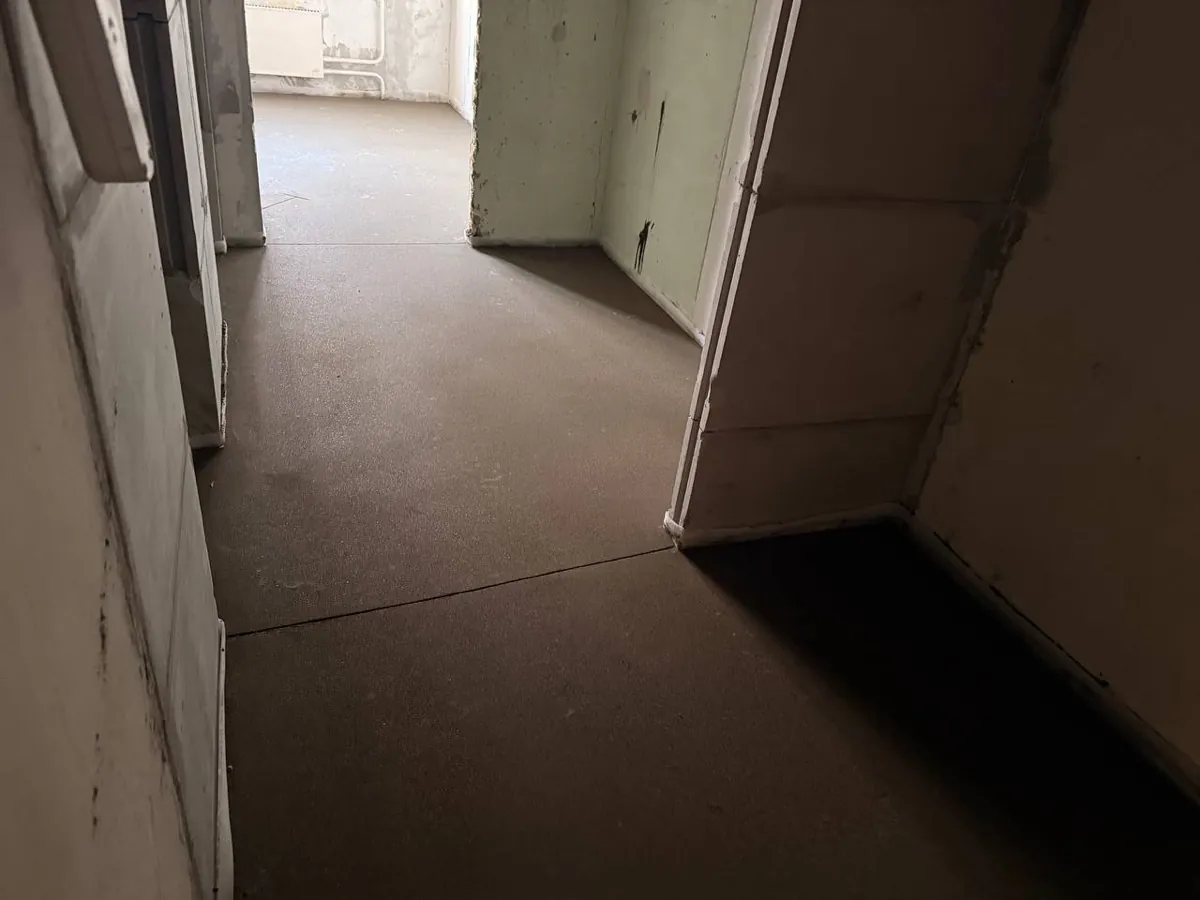Полусухая стяжка в квартире 70 м² в Ангеловом переулке в Москве - ровный пол в коридоре и анфилада комнат