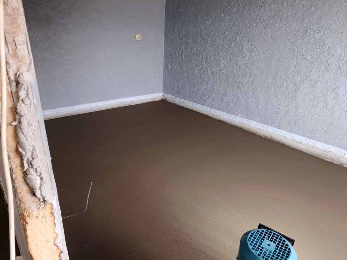 Готовая полусухая стяжка в комнате квартиры 38,4 м² в Химках - ровный пол и демпферная лента по периметру стен
