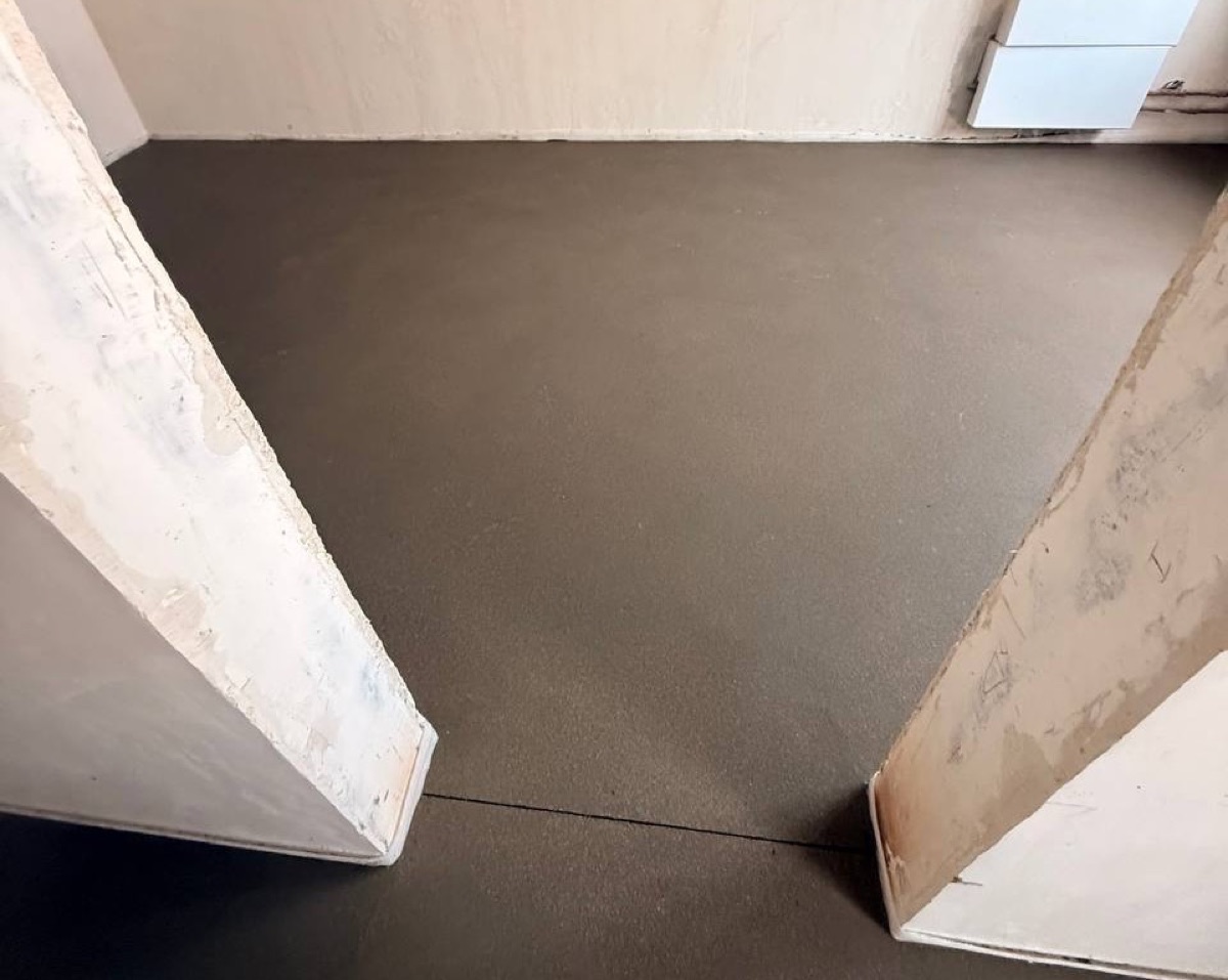 Полусухая стяжка в квартире 77,2 м² на улице Герасима Курина — переход через дверной проем, ровный слой