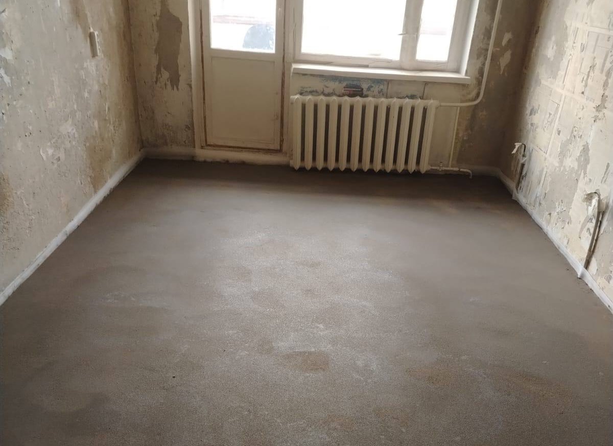 Готовый пол после полусухой стяжки 70 мм в квартире 42 м² в Ильинское-Усово — комната с балконной дверью и окном