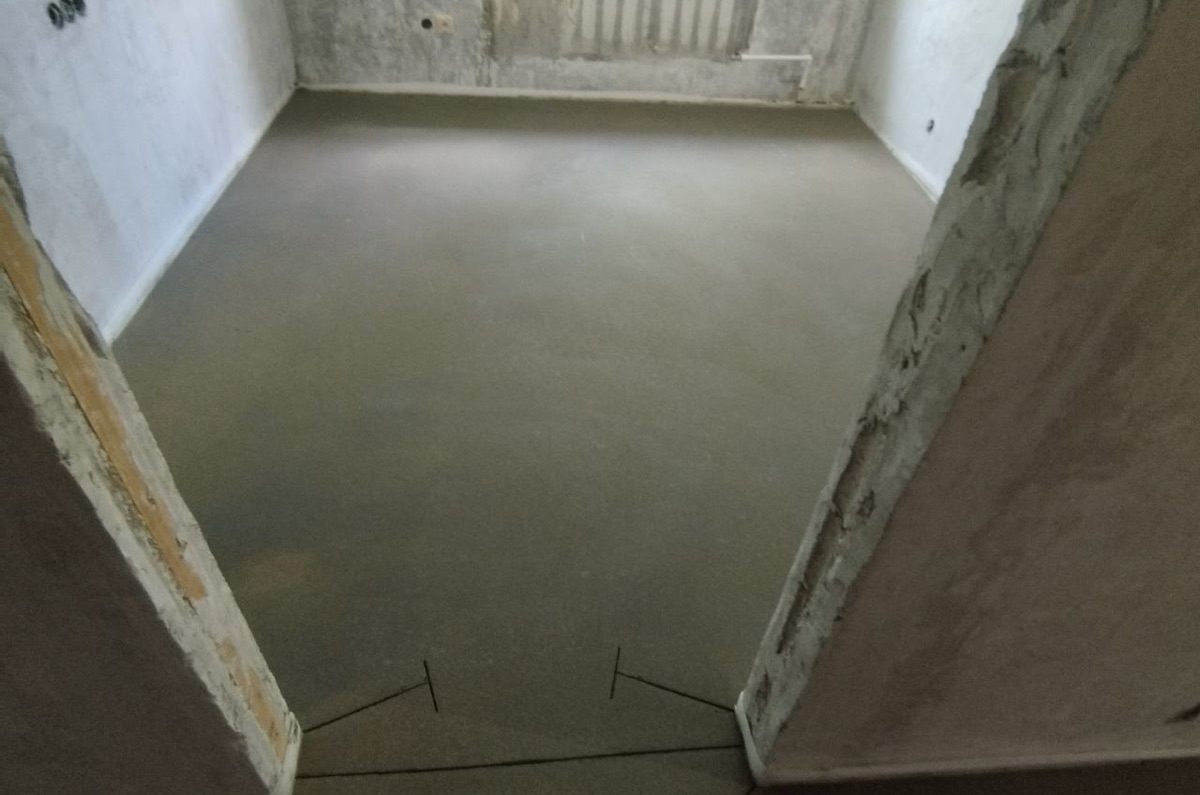 Полусухая стяжка в комнате квартиры 45 м² в Ильинском-Усово - ровный слой у ниши под радиатор