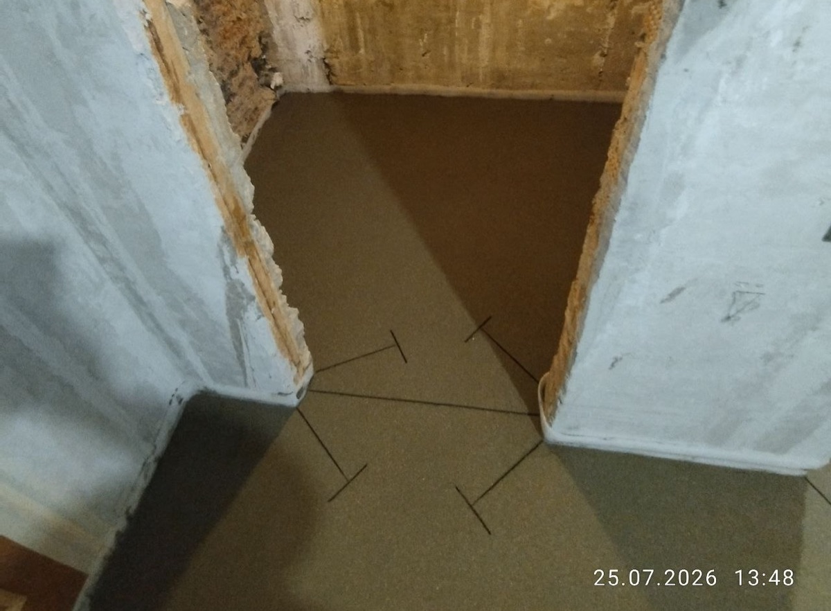 Компенсационные швы в полусухой стяжке у дверного проема - квартира 45 м² в Ильинском-Усово, городской округ Красногорск