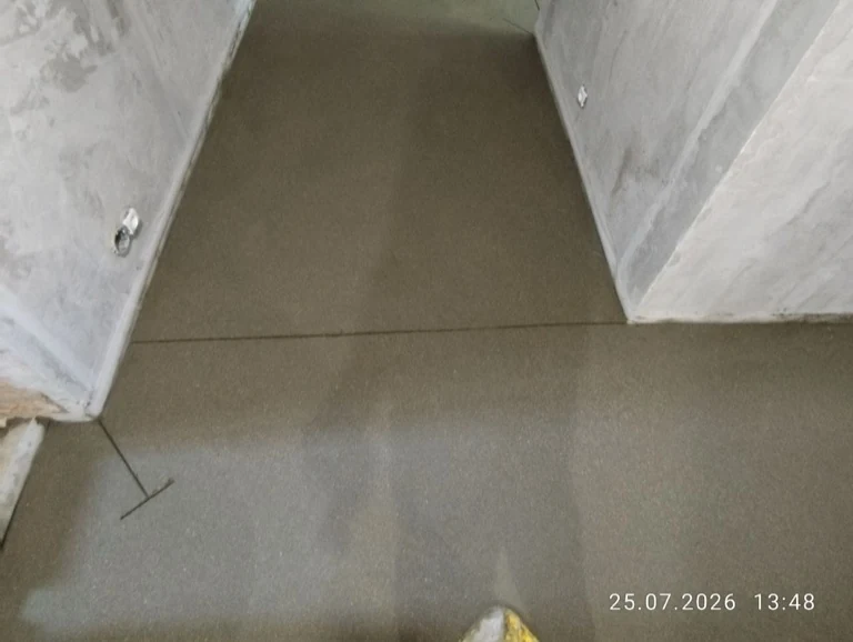 Полусухая стяжка пола 45 м² в квартире в Ильинском-Усово (Красногорск) - ровная поверхность в коридоре с компенсационным швом