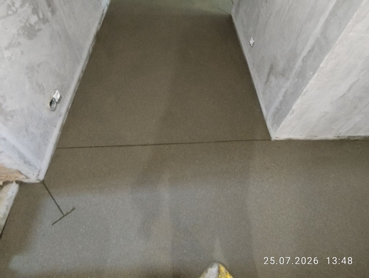 Полусухая стяжка пола 45 м² в квартире в Ильинском-Усово (Красногорск) - ровная поверхность в коридоре с компенсационным швом