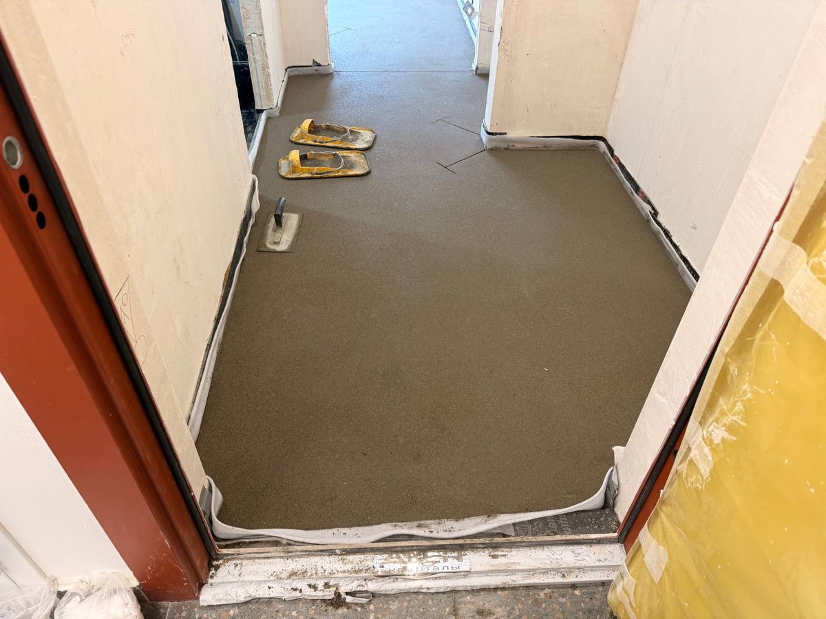 Полусухая стяжка в квартире 34 м² в Коммунарке — свежий слой у входной двери, полуручная затирка
