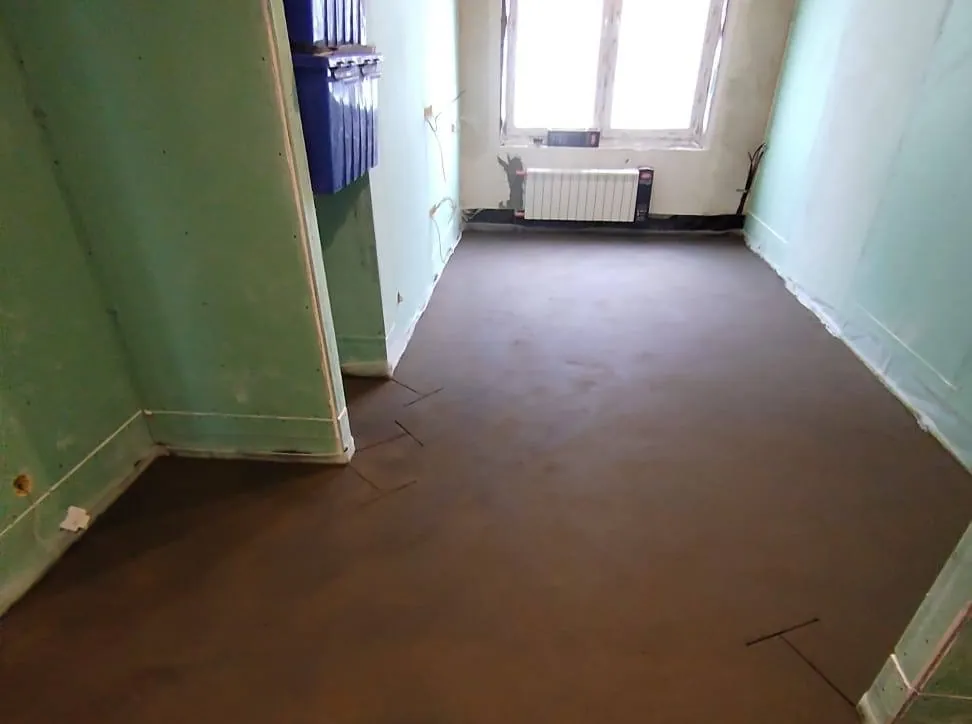 Готовая полусухая стяжка пола 62 м² в квартире в Красногорске - ровная поверхность под чистовое покрытие