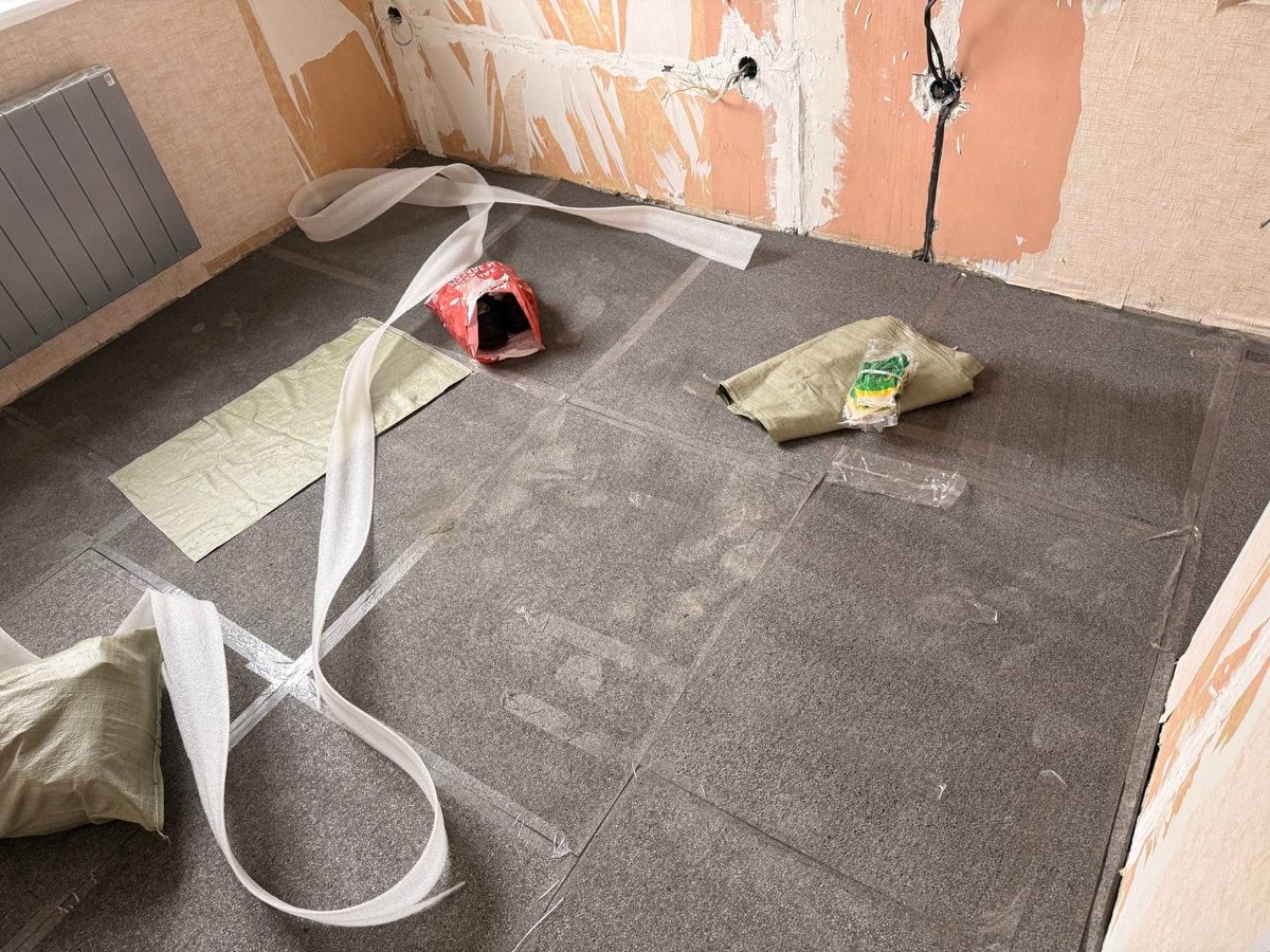 Подготовка под полусухую стяжку в квартире 50 м² на Литовском бульваре — пароизоляция и демпферная лента по периметру