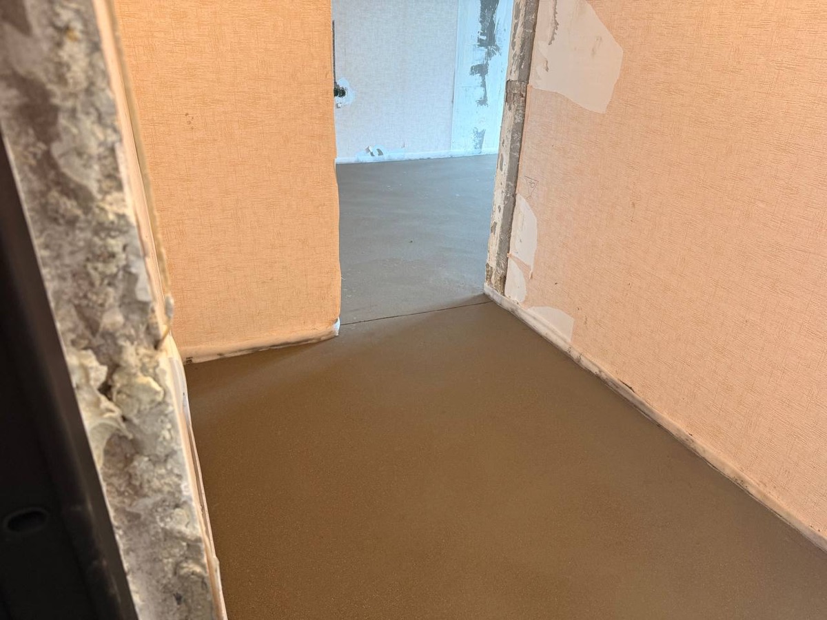 Полусухая стяжка в квартире 50 м² на Литовском бульваре — свежий слой в прихожей