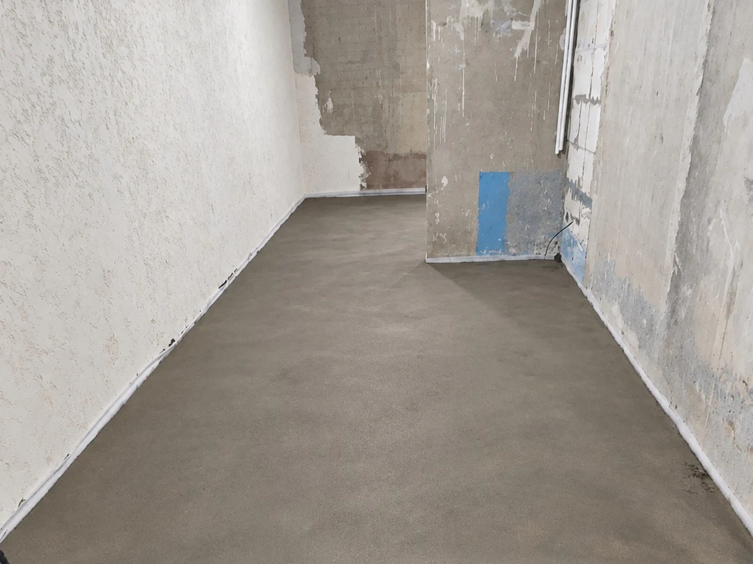 Комната после заливки полусухой стяжки М150 - квартира 70 м² на 4 этаже в Лобне