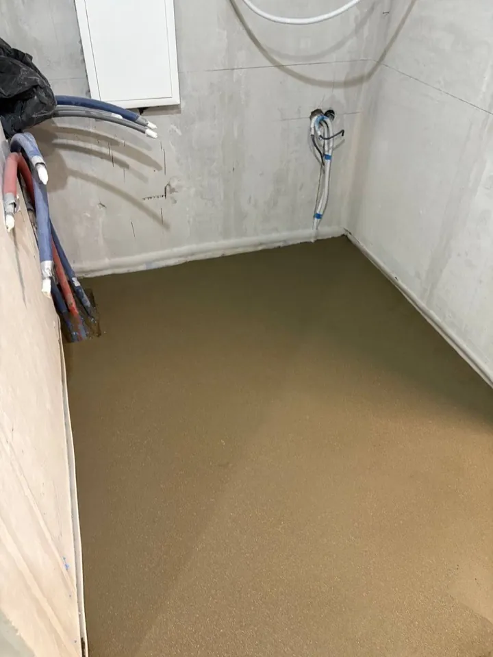 Стяжка в санузле квартиры 53 м² - закрытые трубы водоснабжения и теплого пола
