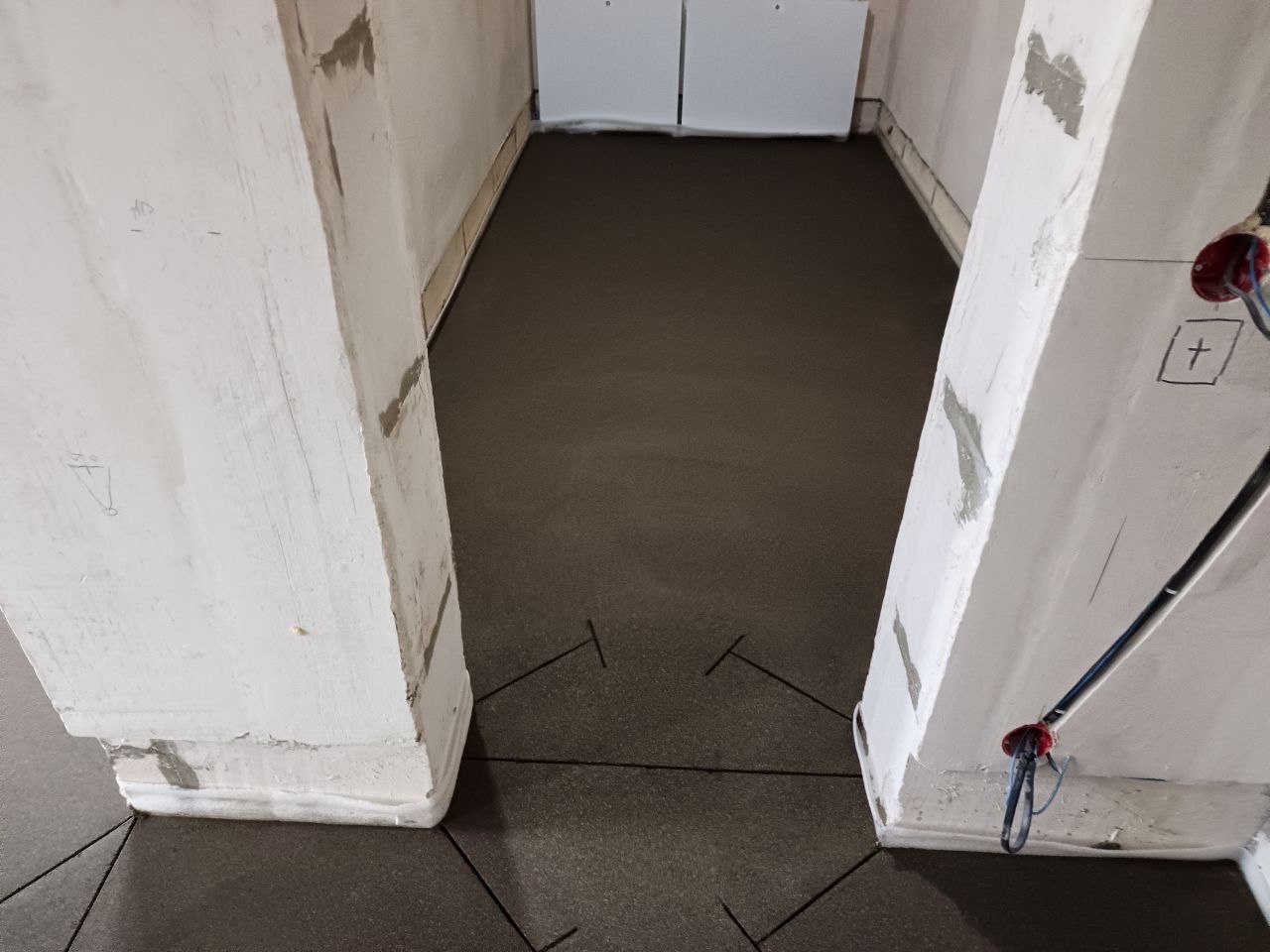 Полусухая стяжка в коридоре квартиры 126,7 м² на улице Заводской в Нахабино - дверные проемы и швы на переходах между помещениями