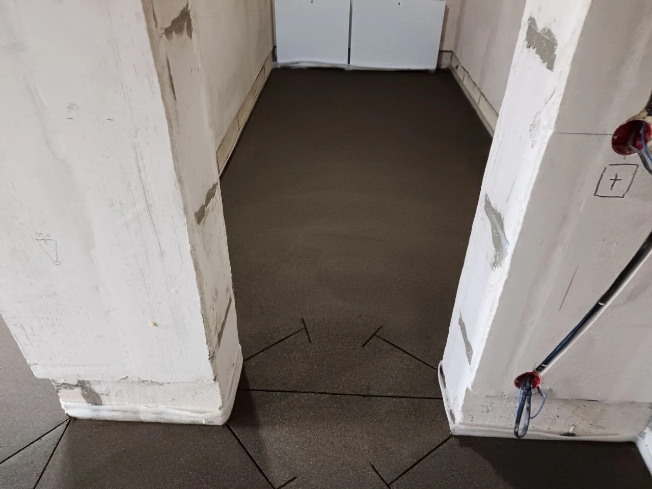 Полусухая стяжка в коридоре квартиры 126,7 м² на улице Заводской в Нахабино - дверные проемы и швы на переходах между помещениями