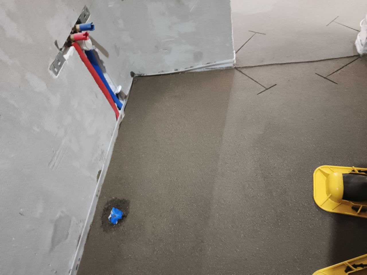 Полусухая стяжка в квартире 126,7 м² в Нахабино - закрытая разводка водоснабжения у стены и нарезанные компенсационные швы