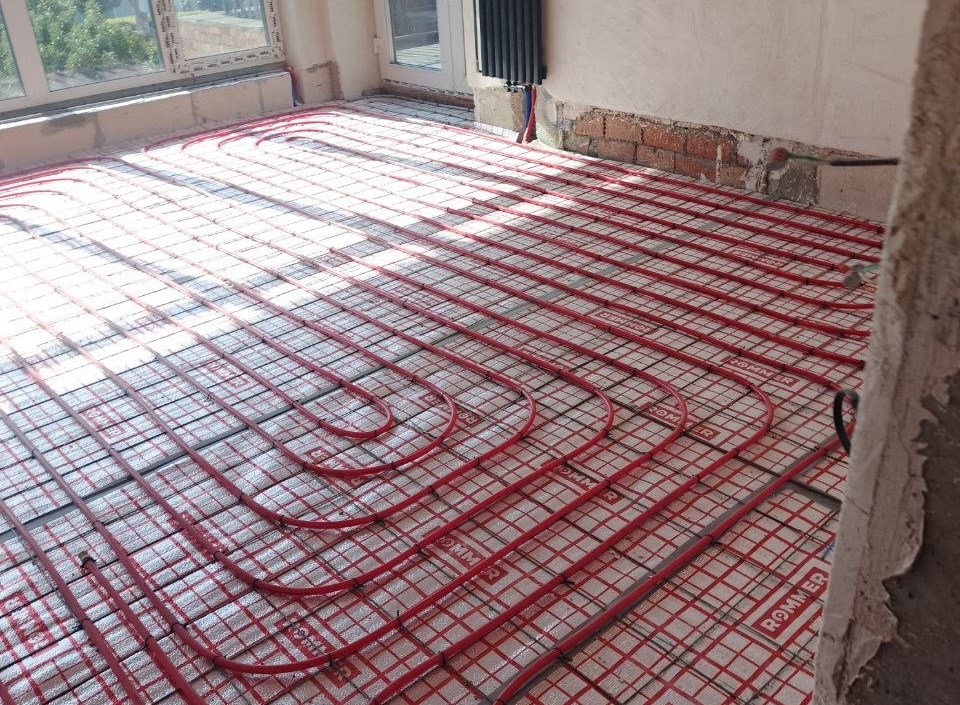 Контуры водяного теплого пола на матах с армирующей сеткой перед укладкой полусухой стяжки - квартира 126,7 м² в Нахабино