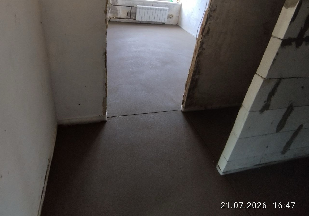Полусухая стяжка в комнате квартиры 65,3 м² на улице Говорова в Одинцово - ровный слой у радиатора под окном